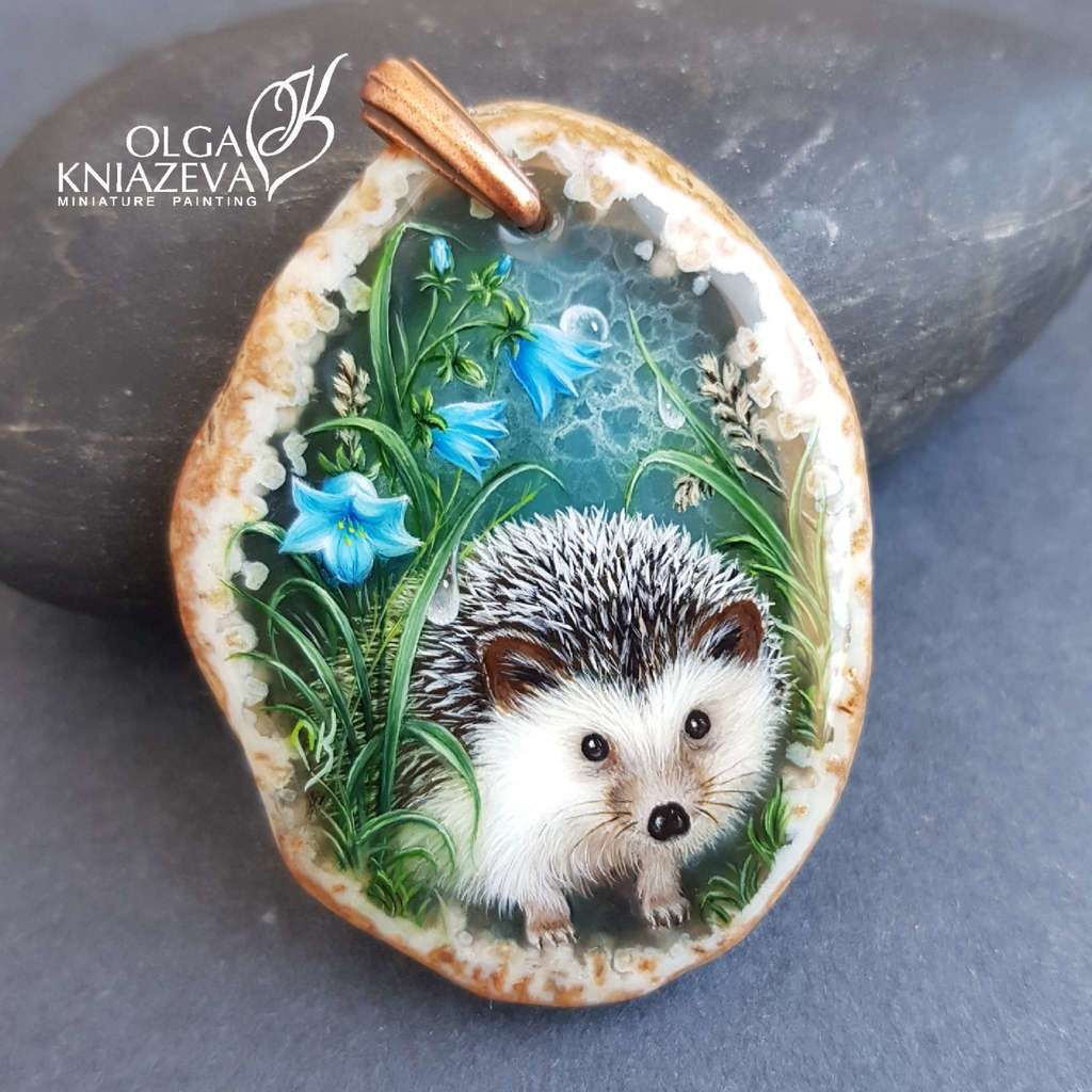 Кулон Ежик с колокольчиками в траве на агате Ювелирная живопись