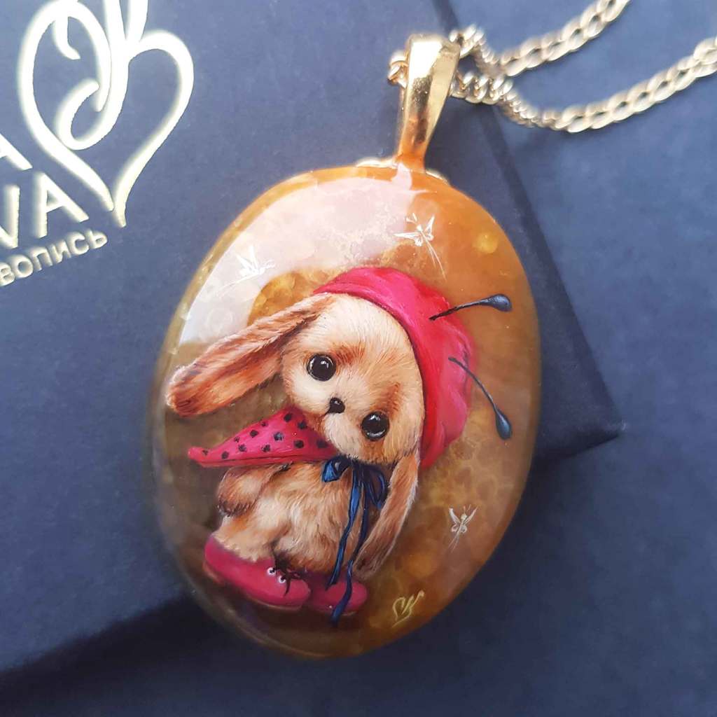 Кулон из симбирцита Божий зайчик ювелирная живопись Ольга Князева - фото 1
