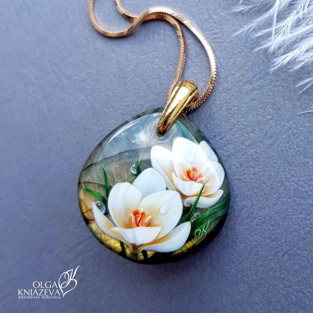 лаковая миниатюра с ювелирной живописью на камне цветок крокуса фото 1