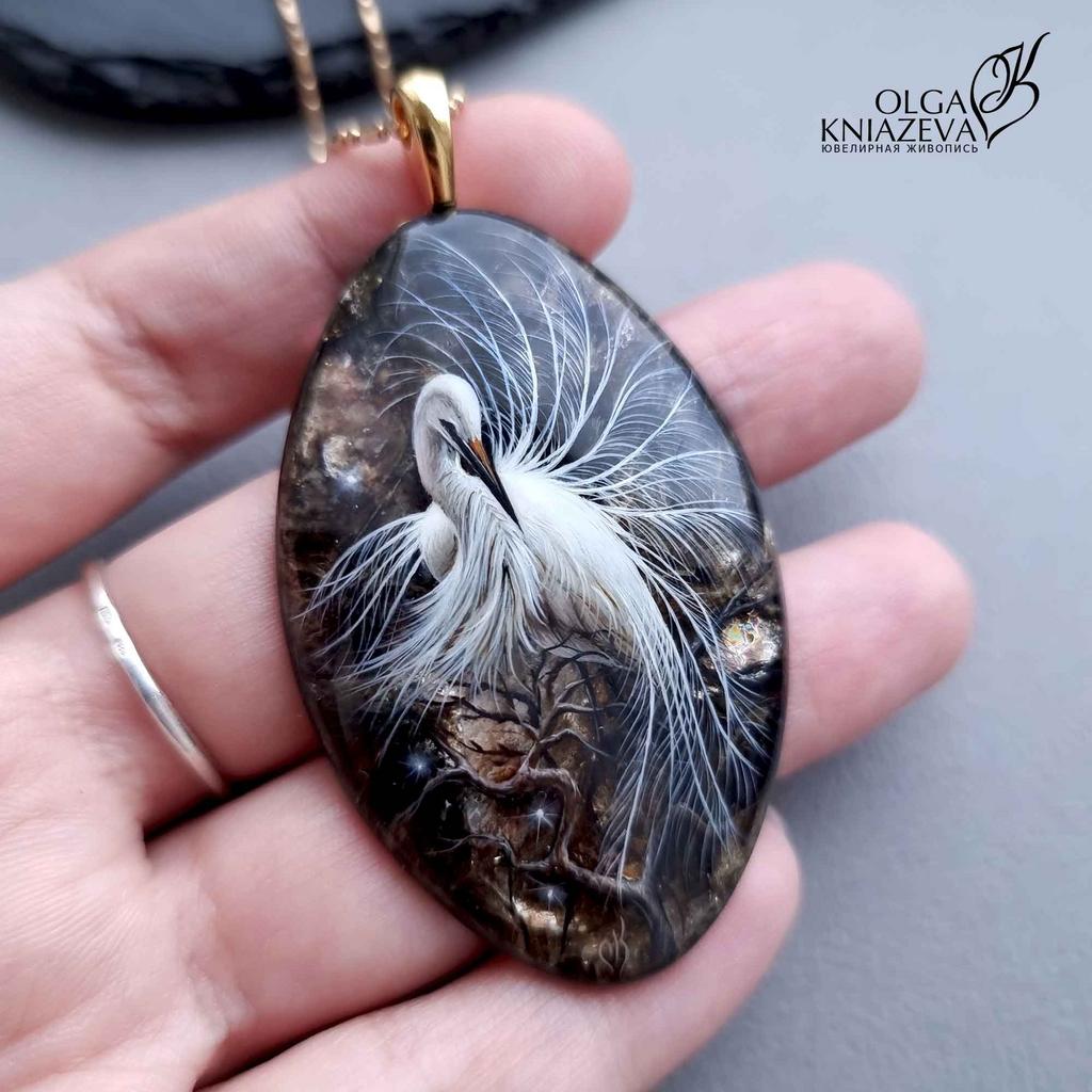 Кулон Белая цапля на натуральном слюдите