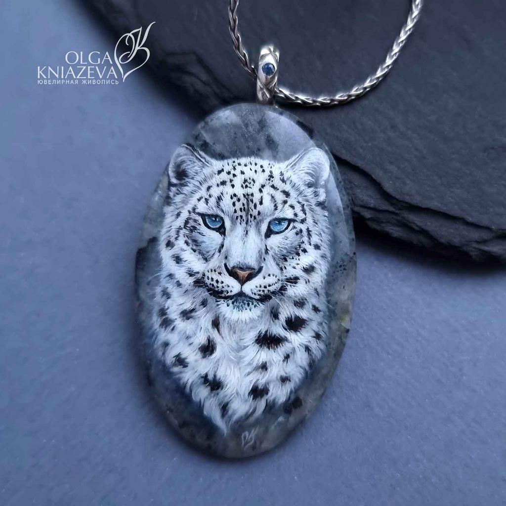 Каменный кулон с ювелирной живописью Снежный барс