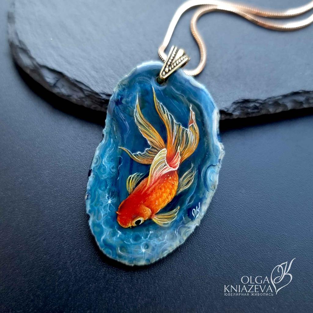 ЗОЛОТАЯ РЫБКА на синем агате