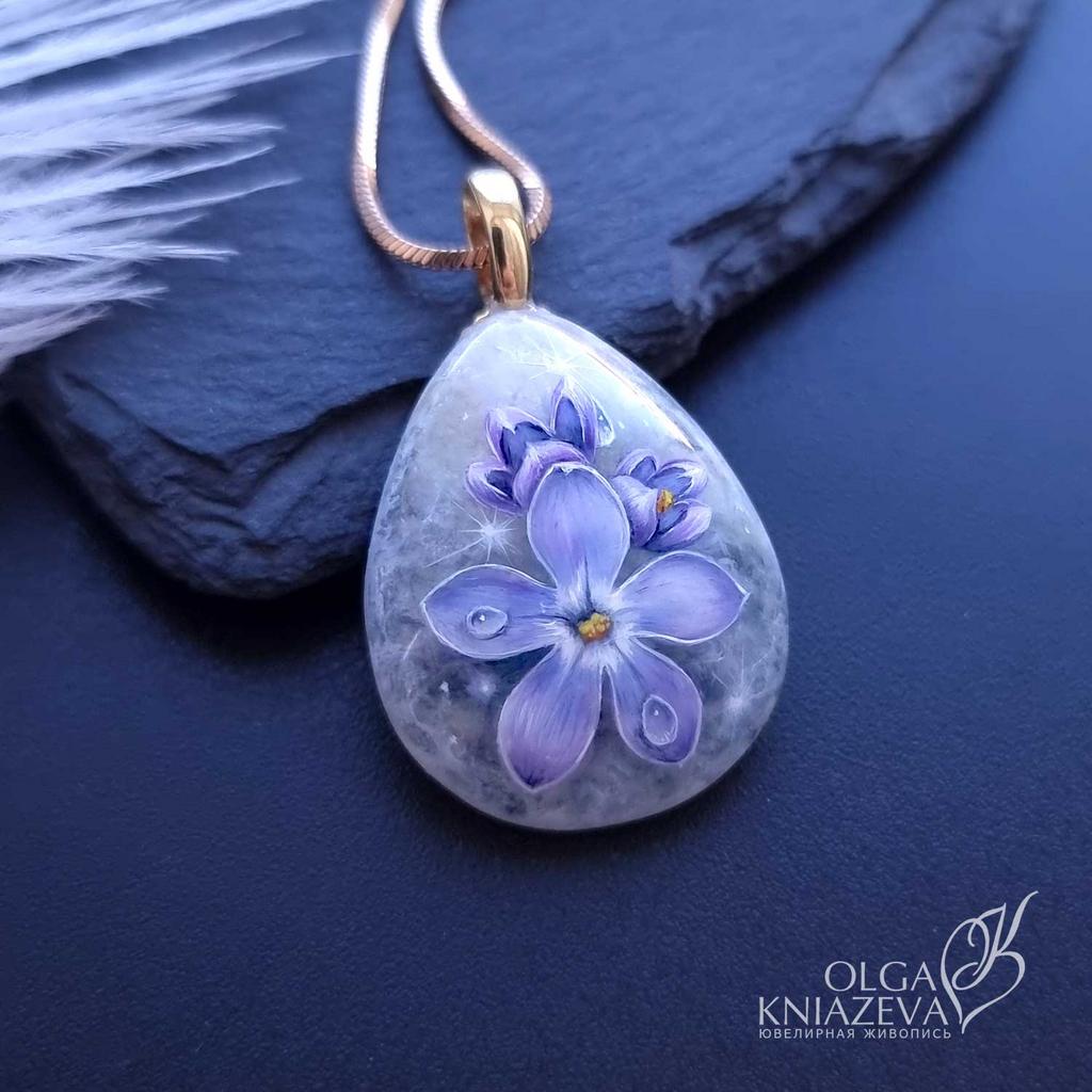 Цветок сирени - кулон из натролита с ювелирной живописью