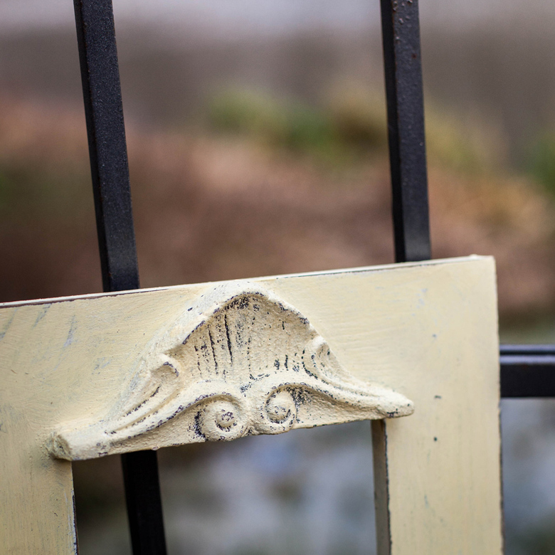 Жёлтая с завитушкой