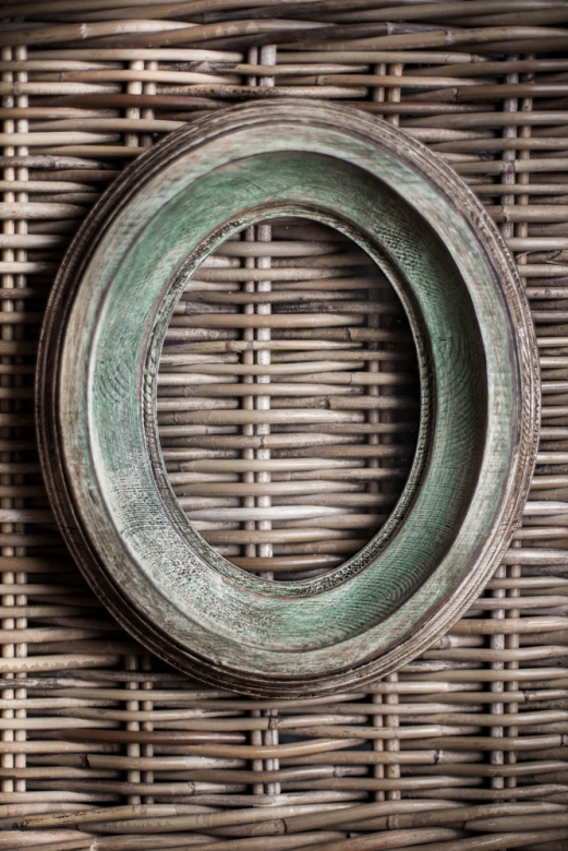 Овальная зелёно-серая