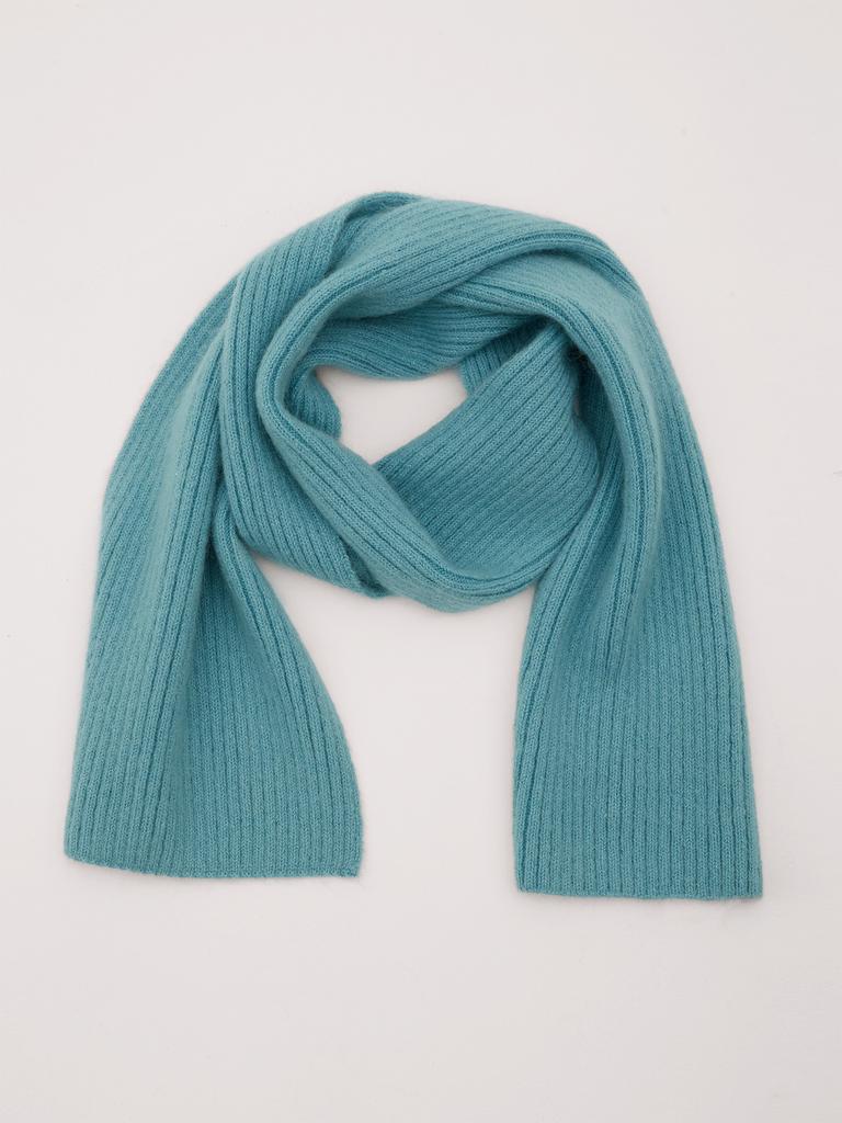 Шарф из объемной пряжи насыщенно-синего цвета