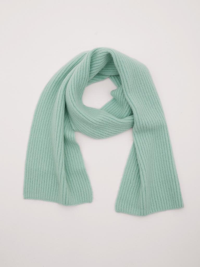 Шарф из объемной пряжи бирюзового цвета