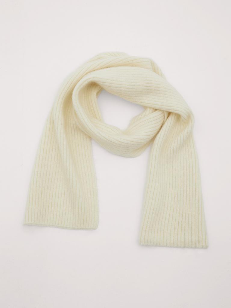 Шарф из объемной пряжи молочного цвета