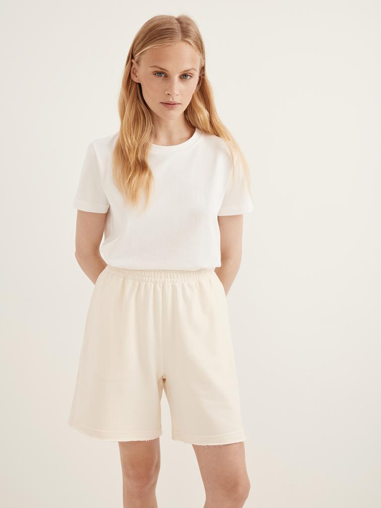 Шорты из футера молочного цвета