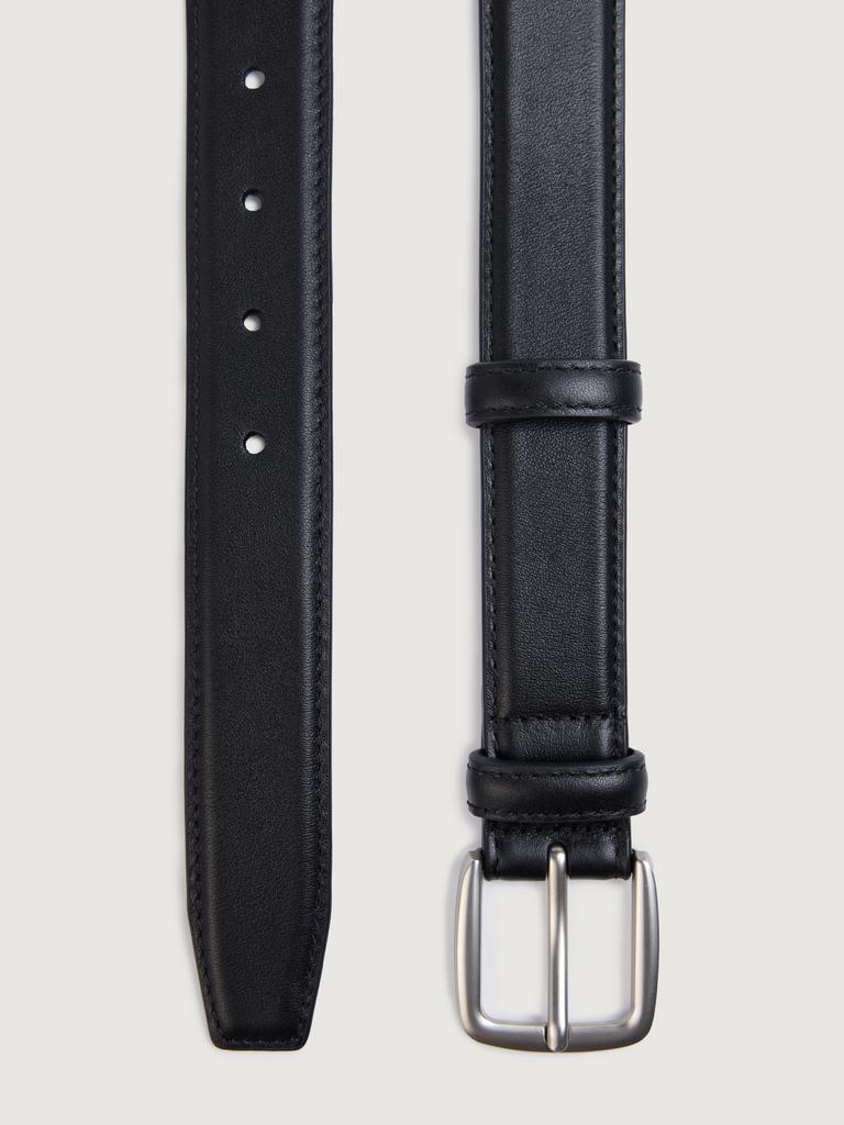Кожаный ремень черного цвета с серебристой пряжкой