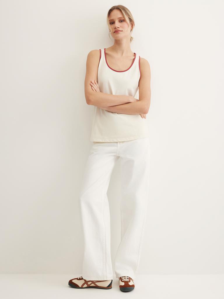 Майка с контрастной окантовкой красного цвета