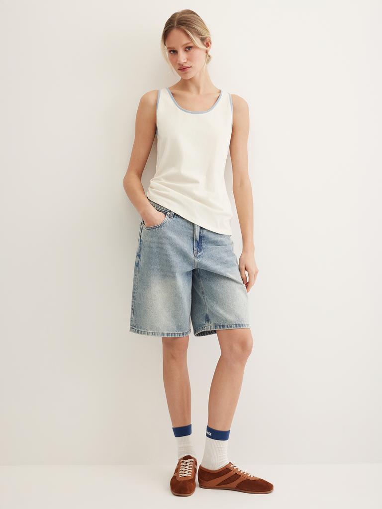 Майка с контрастной окантовкой голубого цвета