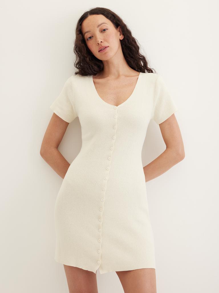 Платье мини на пуговицах молочного цвета