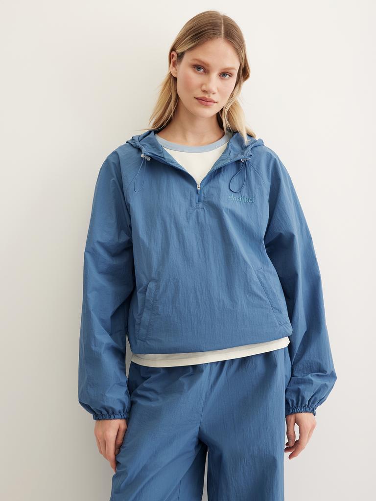 Нейлоновый анорак синего цвета