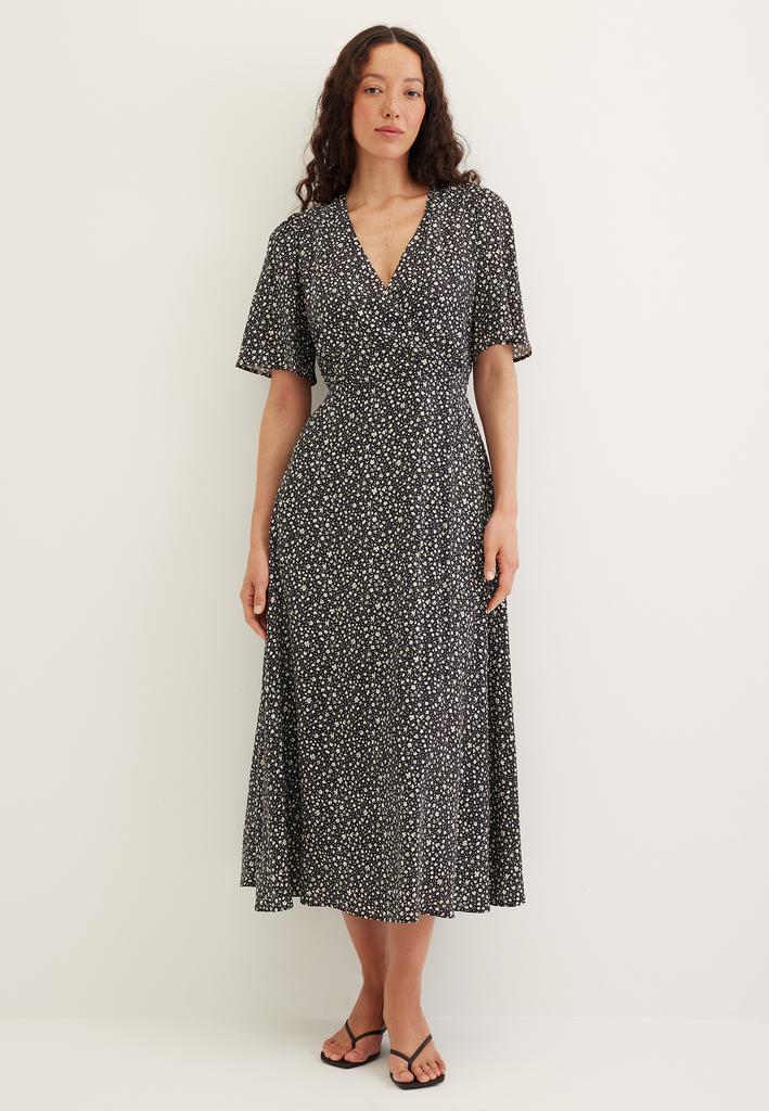 Платье в цветочный принт черного цвета