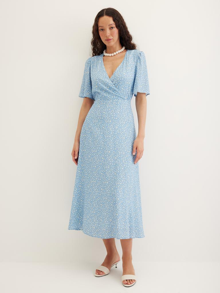 Платье в цветочный принт голубого цвета