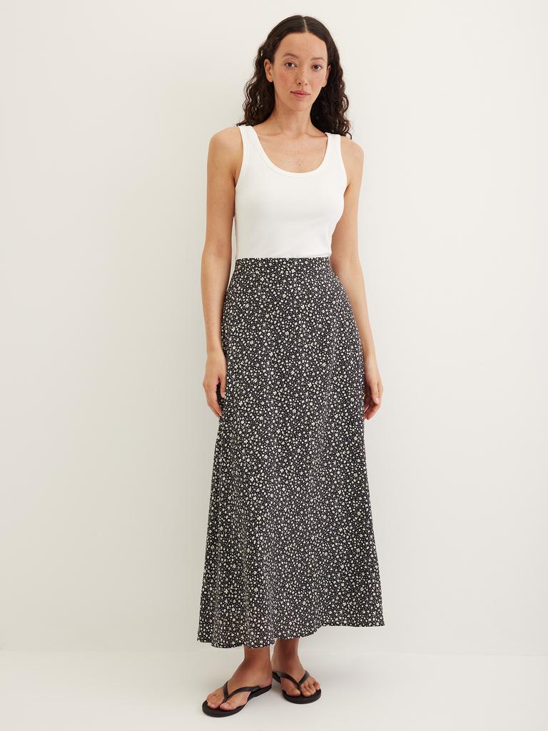 Юбка в цветочек черного цвета