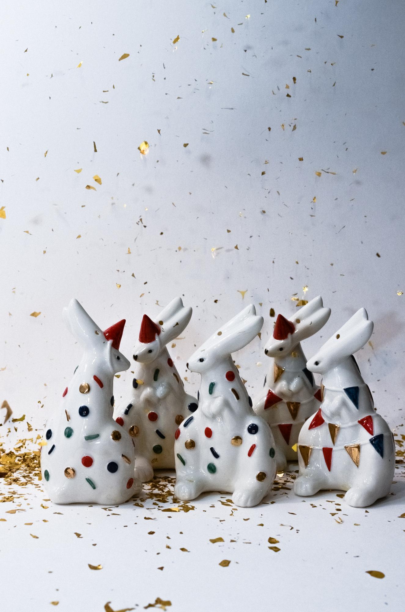 Зайка в гирлянде и колпачке