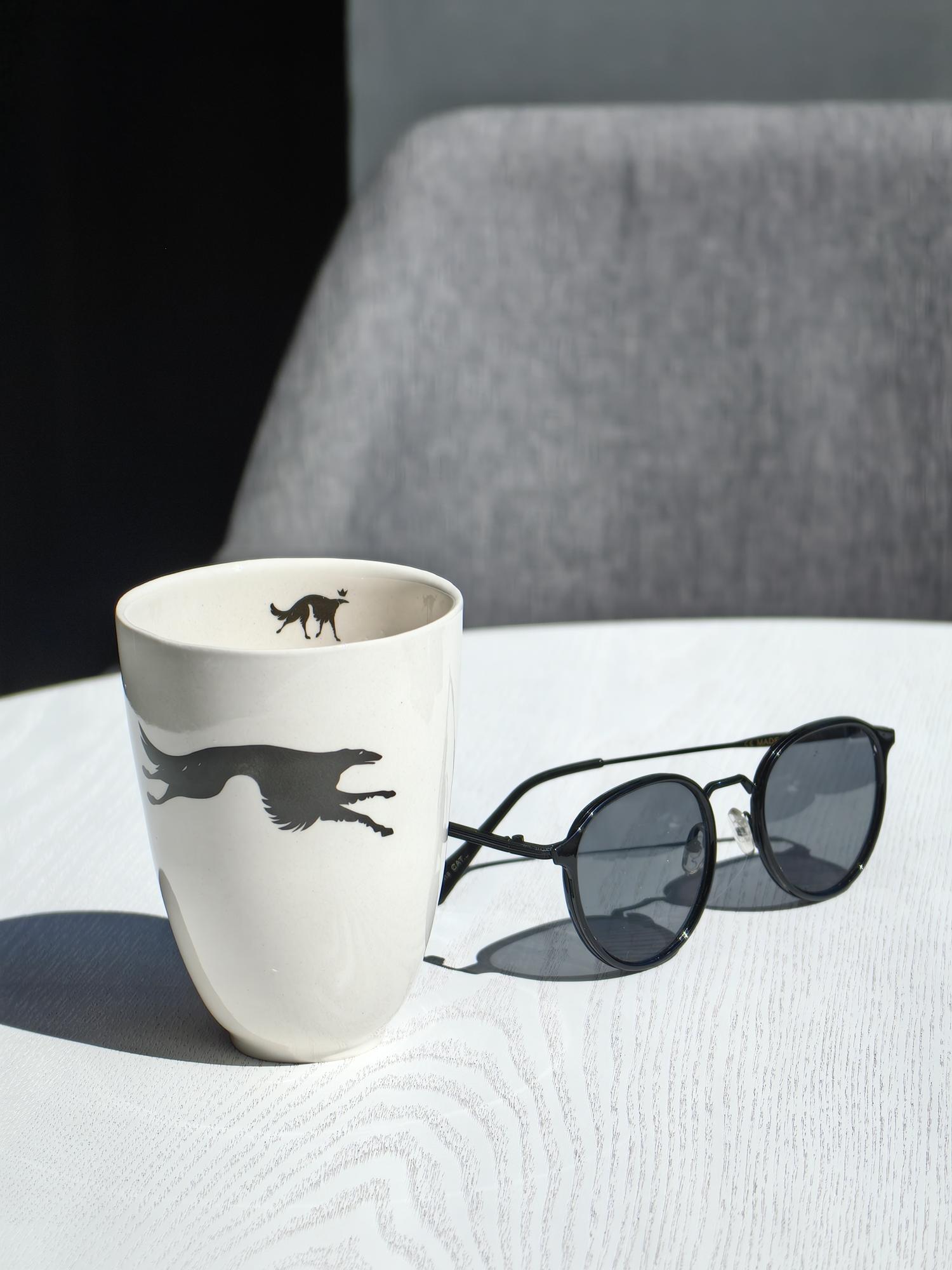 Стакан Борзая чёрная бежит