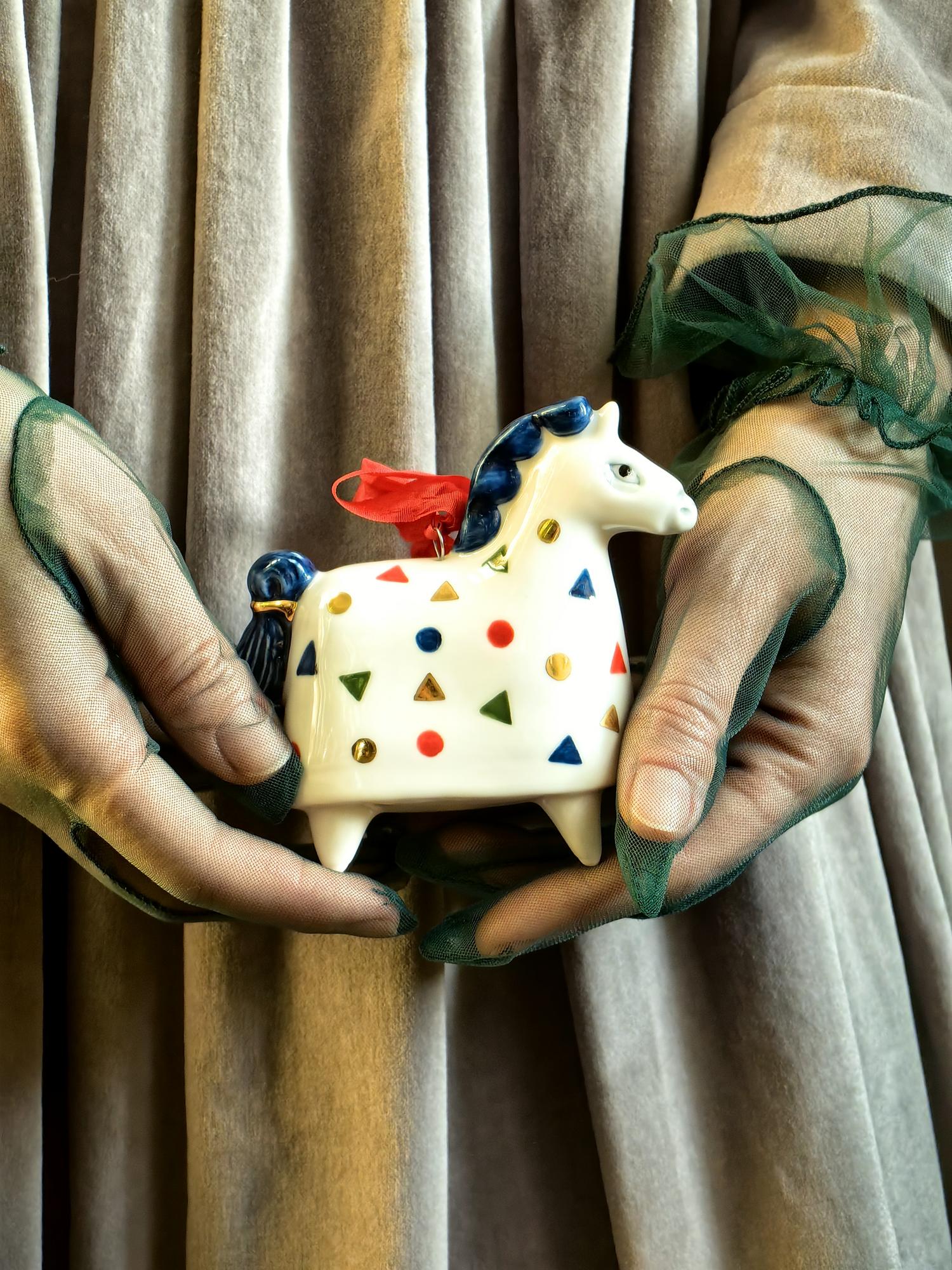 Коник-Попоник в конфетти