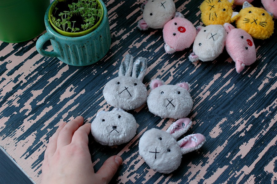 Броши Серые зайки