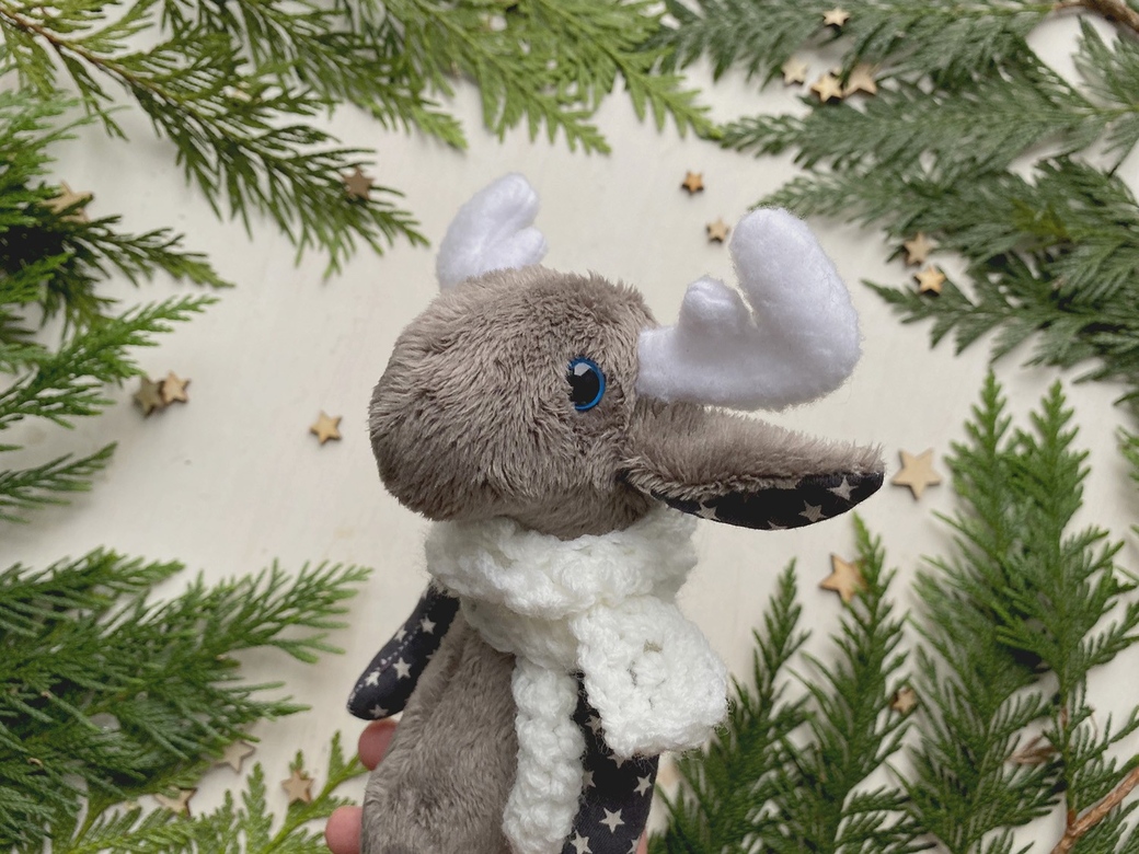 Лось в шарфе