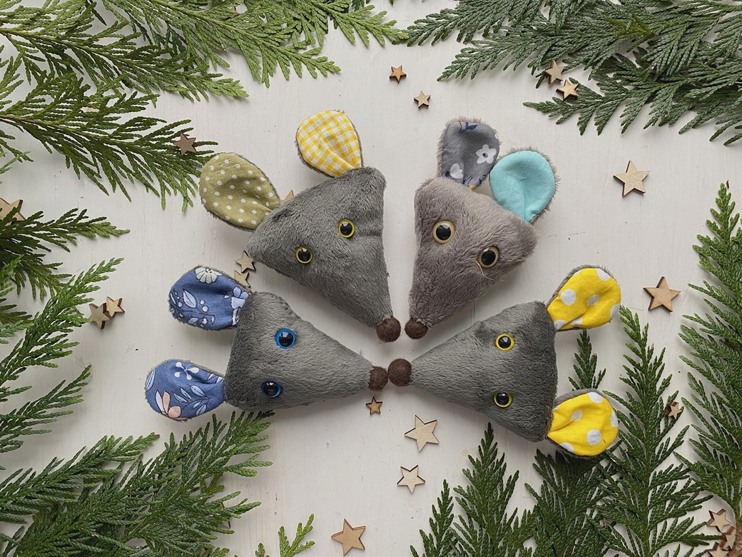 мышата серые