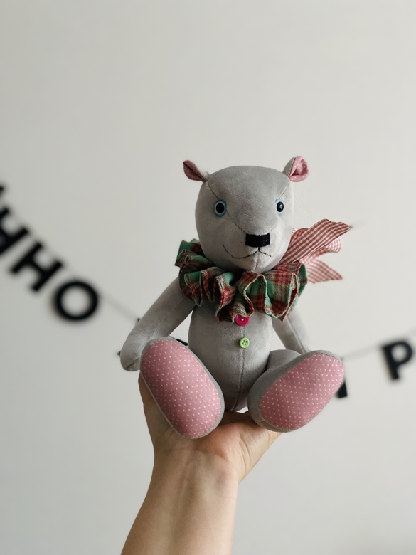 Серый мишка в жабо