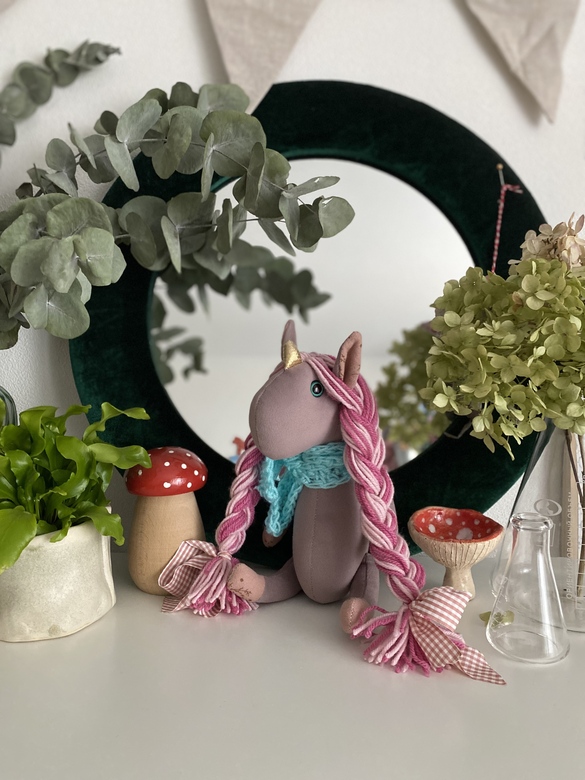 Розовый единорог в шарфе