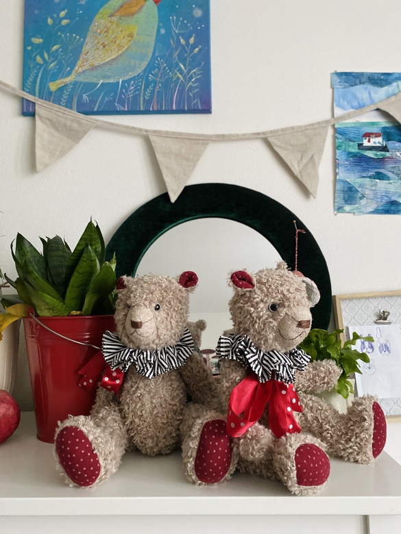 Мишки в чёрном жабо