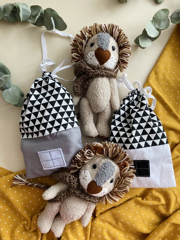 Лев в домике