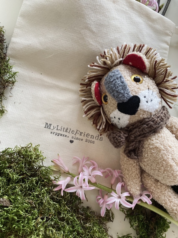 Лев в шарфике