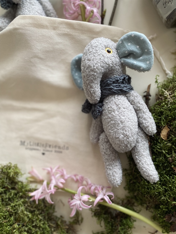 Слоник серый