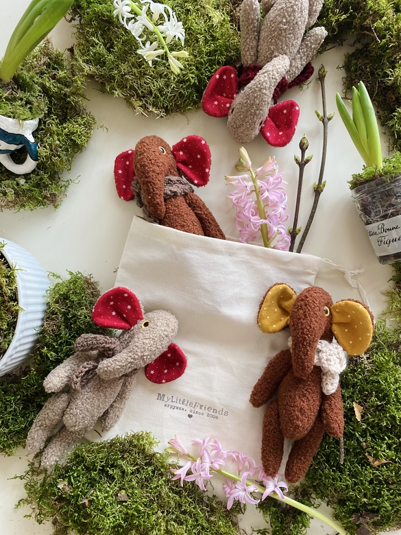 Слоник в шарфике