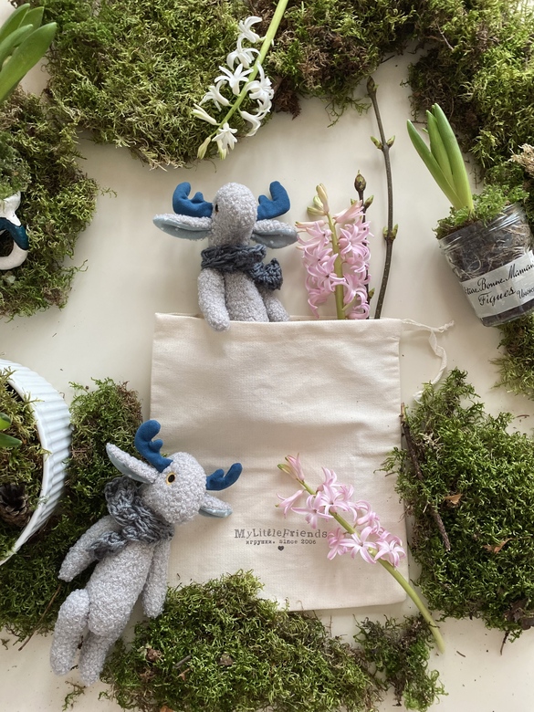 Лось в шарфе