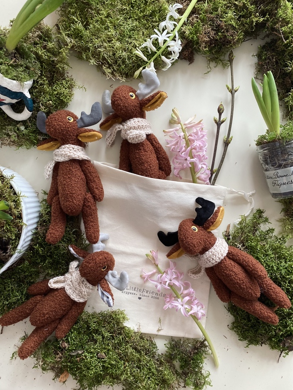 Лосик в шарфе