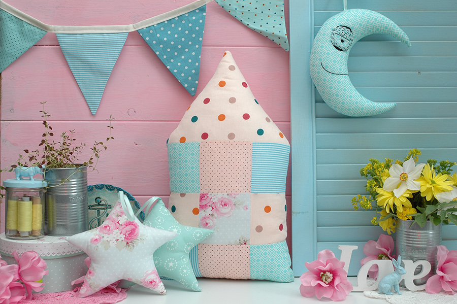 Розовый декор для детской