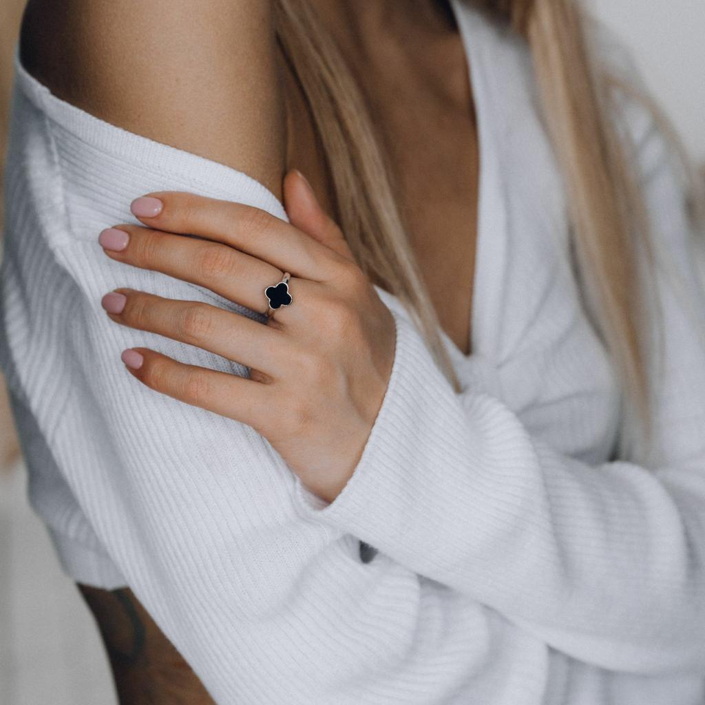 Кольцо клевер с чёрным ониксом (Ag 925)