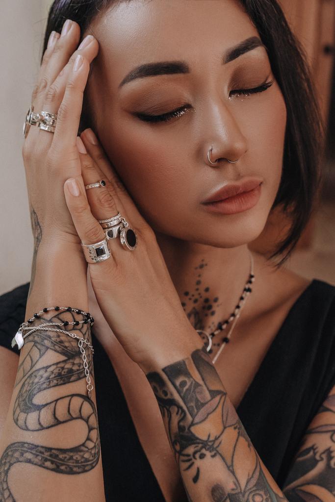 Кольцо широкое с квадратным чёрным цирконом (мятое) (Ag 925)