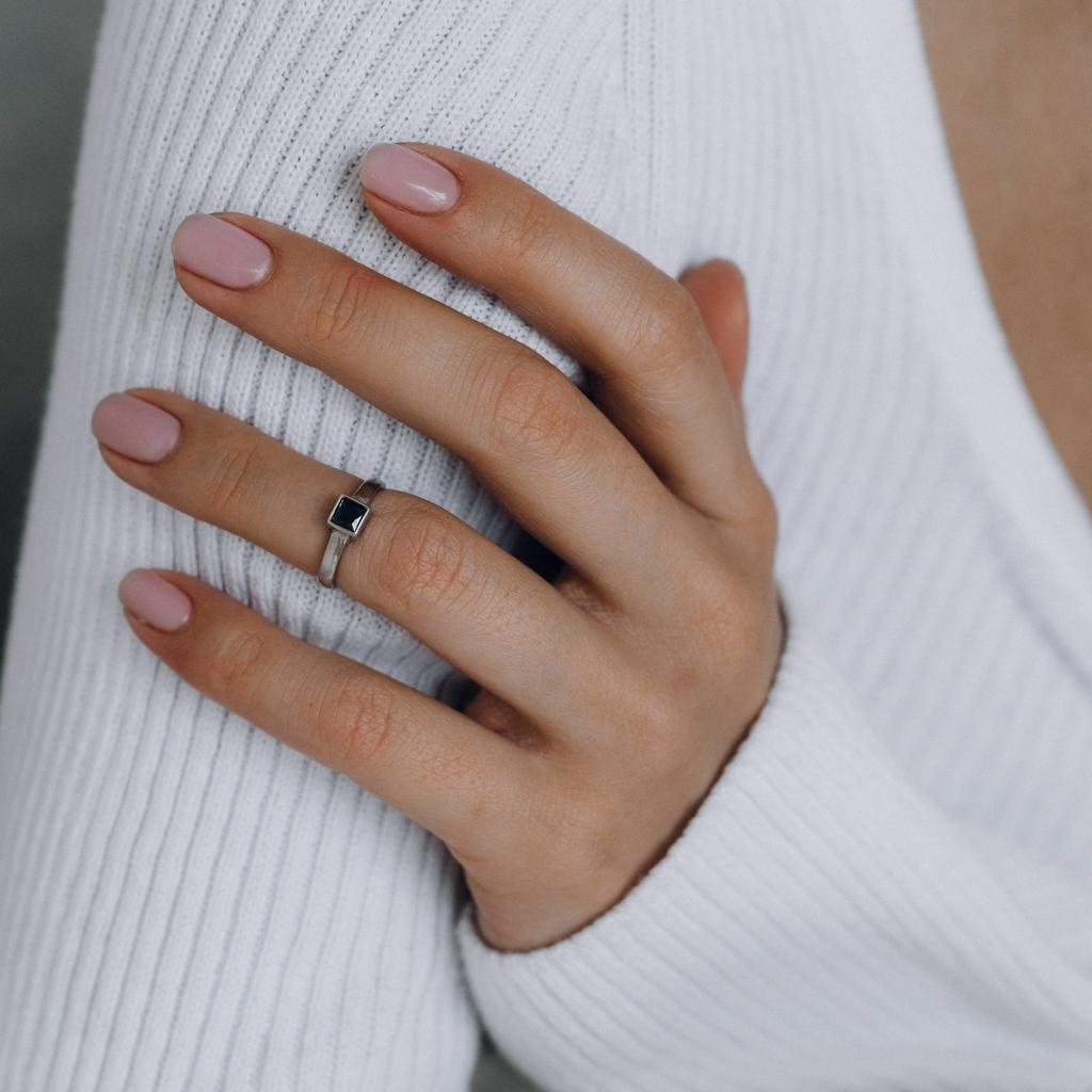 Кольцо на фалангу с квадратным чёрным цирконом (гладкое) (Ag 925)