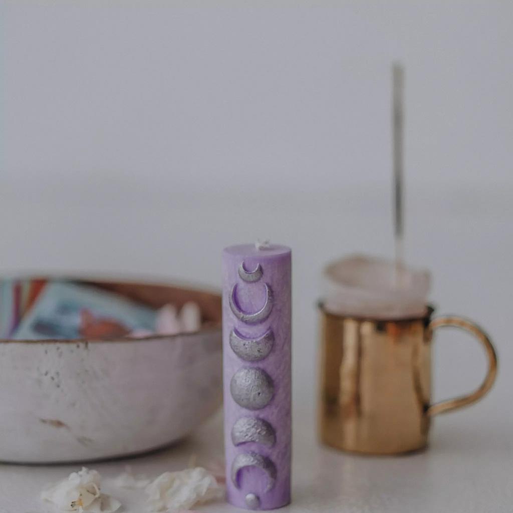 Свеча "Фазы луны" сиреневая