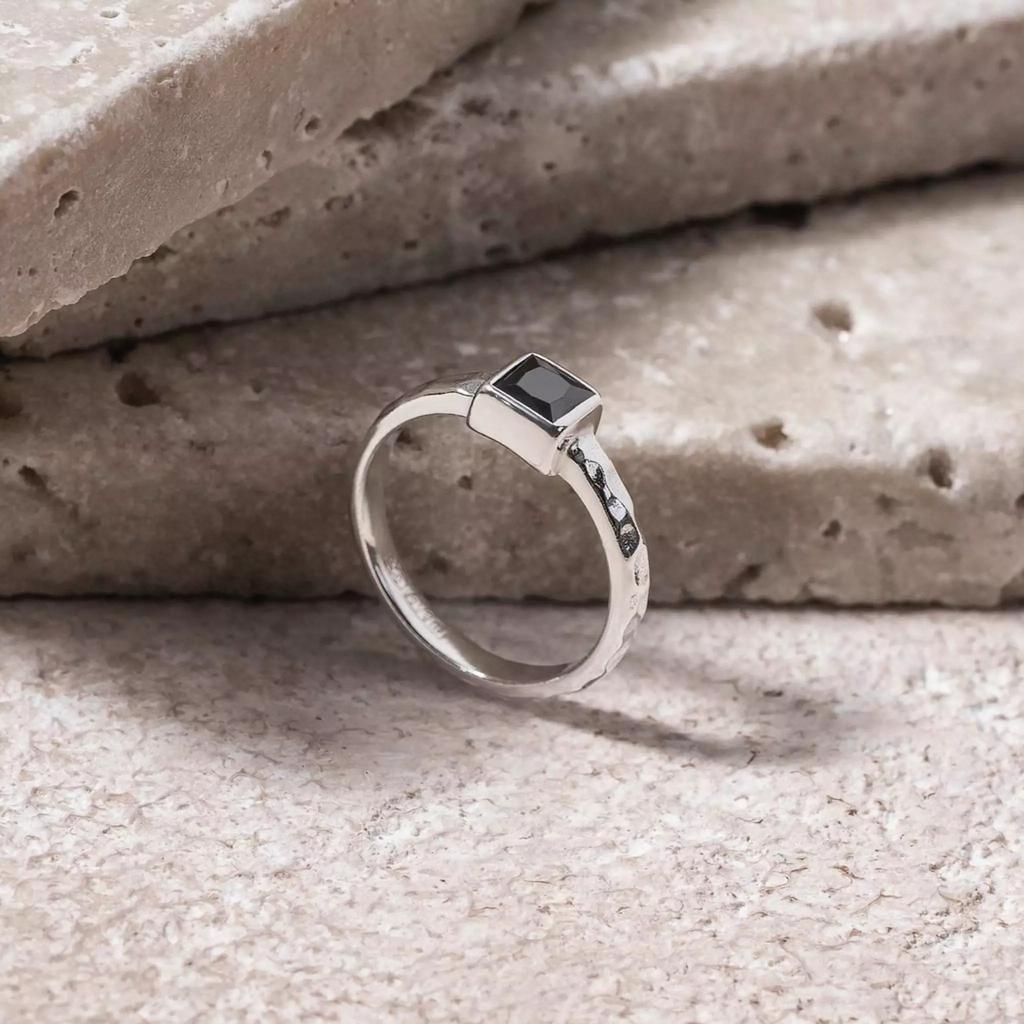 Кольцо на фалангу с квадратным чёрным цирконом (мятое) (Ag 925)