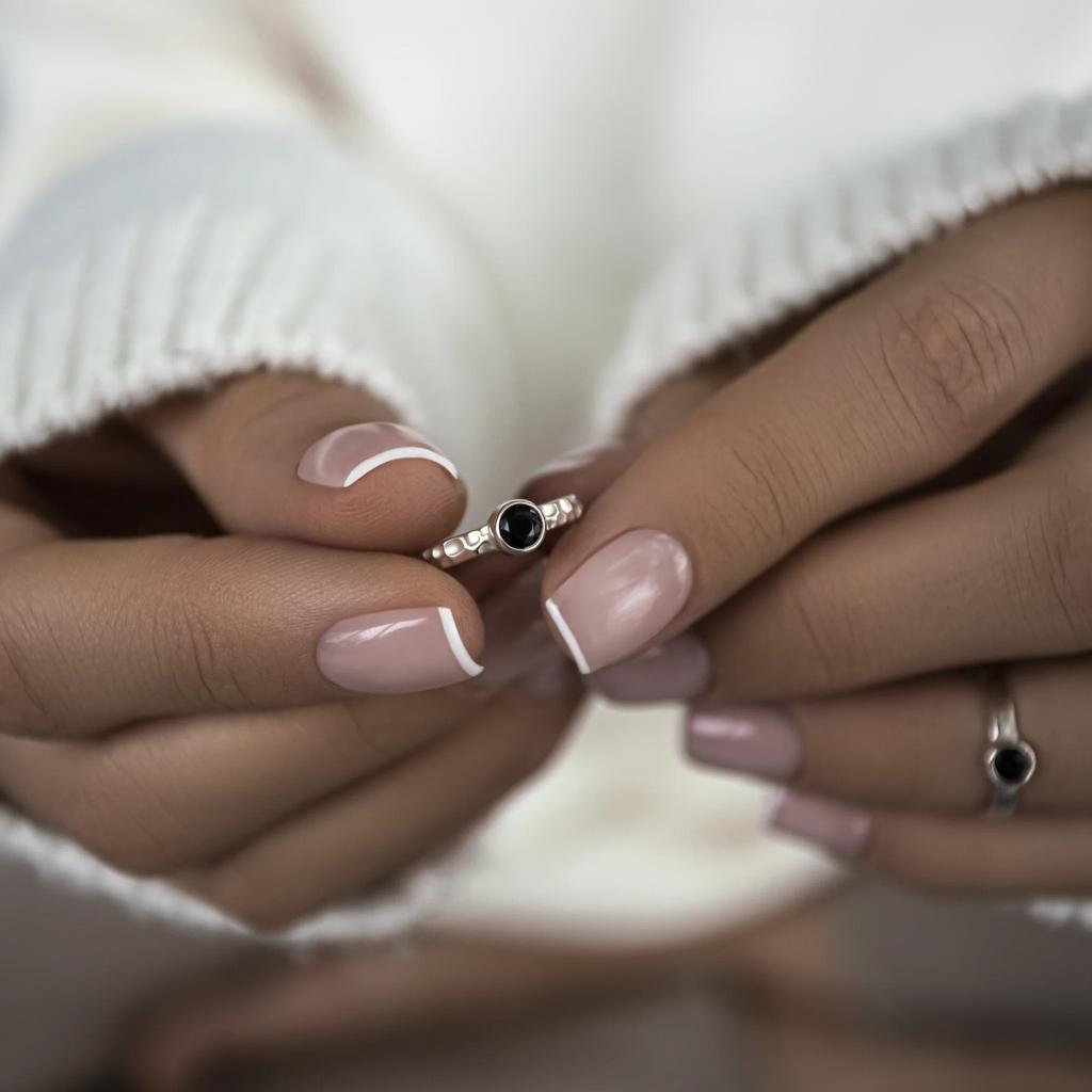 Кольцо на фалангу с круглым чёрным цирконом (мятое) (Ag 925)