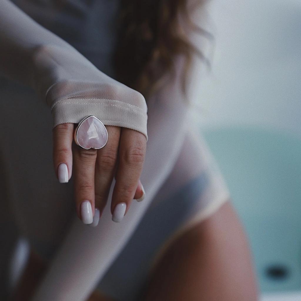 Кольцо с розовым кварцем (сердце) (Ag 925)