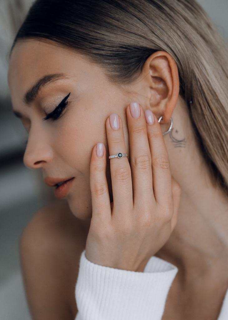 Кольцо на фалангу с круглым чёрным цирконом (гладкое) (Ag 925)