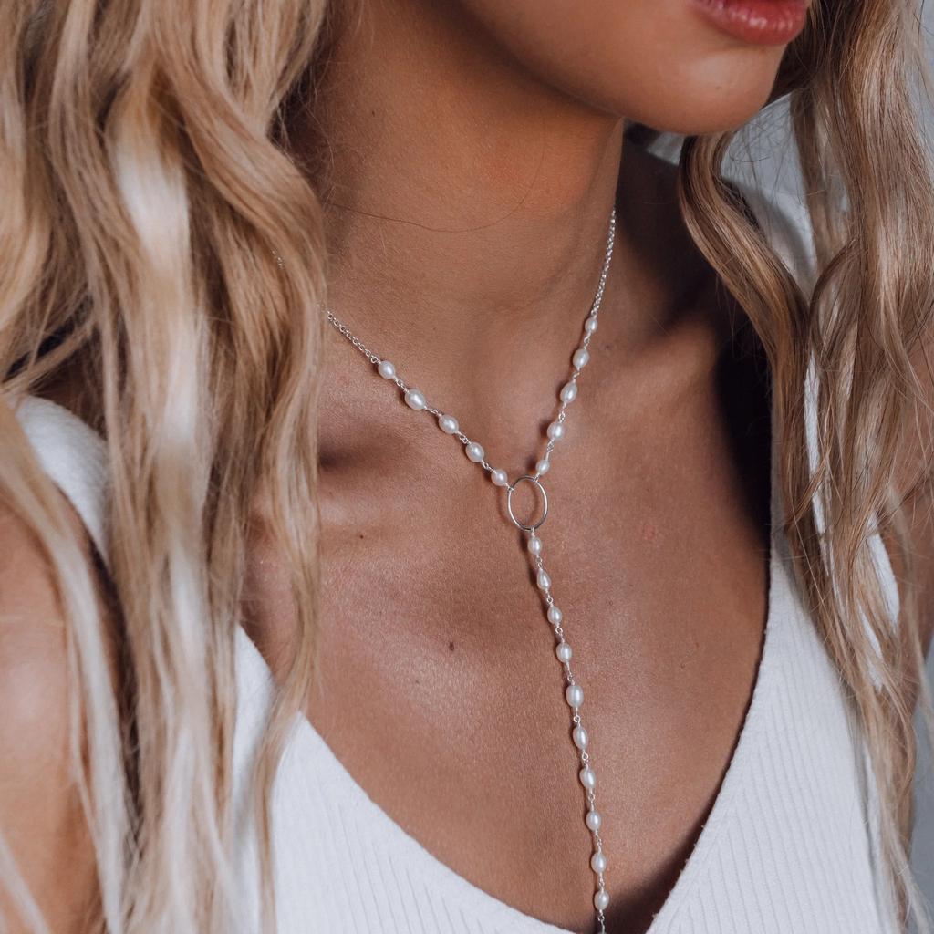 Одинарный галстук с белым жемчугом кольцом и серебряной пластиной (Ag 925)