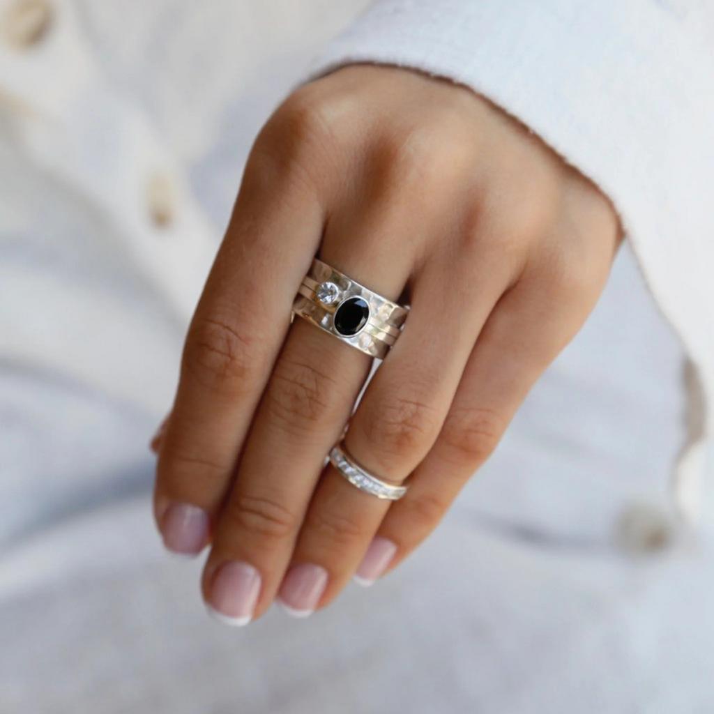 Кольцо-механизм с овальной чёрной шпинелью фасет и белым топазом (Ag 925)