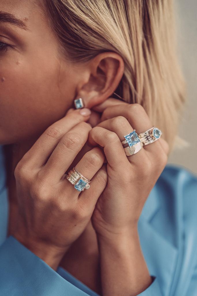 Кольцо-механизм с прямоугольным голубым и круглым белым топазами (Ag 925)