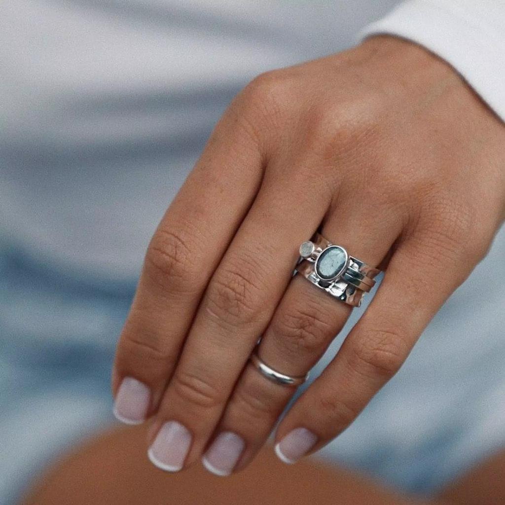 Кольцо-механизм с овальным лабрадоритом и лунным камнем (Ag 925)