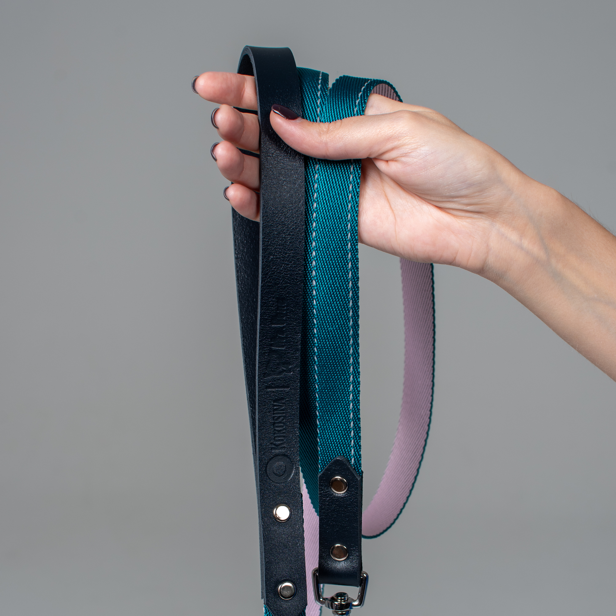 Emerald and rose strap leash with a leather handle